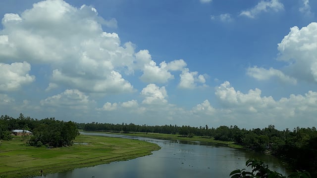আষাঢ়ে নীল আকাশে সাদা মেঘের ভেলা। রায়গঞ্জ, সিরাজগঞ্জ, ২৩ জুন। ছবি: সাজেদুল আলম
