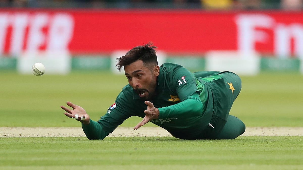 ব্যাটে-বলে দক্ষিণ আফ্রিকাকে নাকানি-চুবানি খাইয়েছে  পাকিস্তান। কিন্তু ফিল্ডিংয়ে তথৈবচ অবস্থা। একের পর এক ক্যাচ ফেলেছে তারা। তেমনই এক মুহূর্তে মোহাম্মদ আমির। ছবি: রয়টার্স