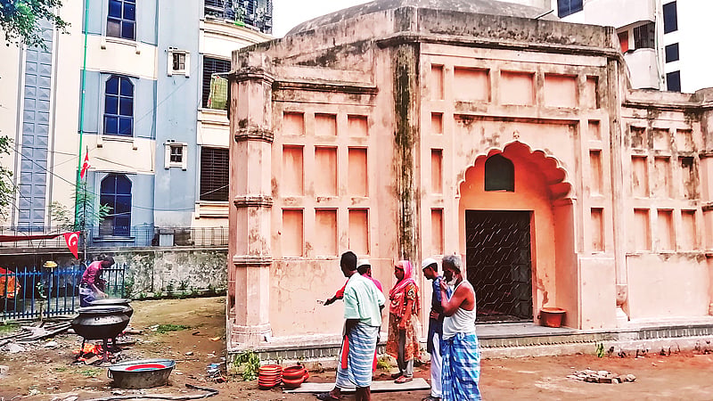 ‘অজানা সমাধি’ প্রাঙ্গণে চলছে রান্নাবান্না। সম্প্রতি মোহাম্মদপুরে।  ছবি: প্রথম আলো