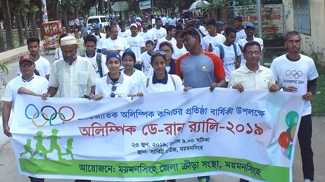 অলিম্পিক ডে উপলক্ষে ময়মনসিংহ জেলা ক্রীড়া সংস্থা শোভাযাত্রার আয়োজন করে। সার্কিট হাউস মাঠ, ময়মনসিংহ, ২৩ জুন। ছবি: আনোয়ার হোসেন