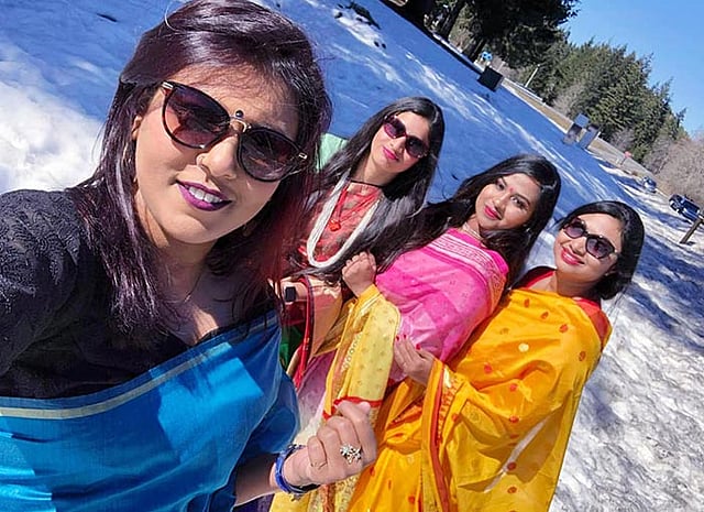 বরফের মাঝে শাড়ি পরে