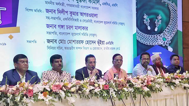 রাজধানীর ইন্টারকন্টিনেন্টাল হোটেলে আয়োজিত স্বর্ণমেলায় বাংলাদেশ জুয়েলার্স সমিতি আয়োজিত সংবাদ সম্মেলন। ইন্টারকন্টিনেন্টাল হোটেল, ঢাকা, ২৩ জুন। ছবি: সাইফুল ইসলাম