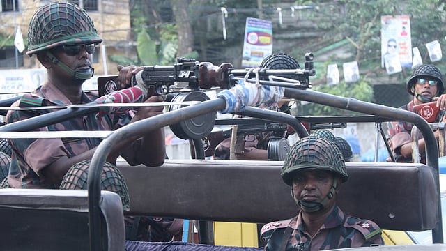 বগুড়া ৬ সদর সংসদীয় আসনে ভোটগ্রহণ শুরু হয়েছে । টহল দিচ্ছে বিজিবি সদস্যরা । সাতমাথা, বগুড়া, ২৪ জুন। ছবি: সোয়েল রানা