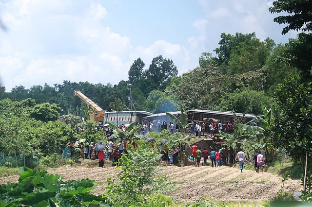 মৌলভীবাজারের কুলাউড়ায় রোববার রাতে উপবন এক্সপ্রেস ট্রেনের কয়েকটি বগি লাইনচ্যুত হয়। লাইনচ্যুত বগি উদ্ধারে কাজ চলছে। মৌলভীবাজার, ২৪ জুন। ছবি: আনিস মাহমুদ
