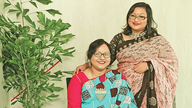 বিভাগ ভিন্ন হলেও মা ও মেয়ে দুজনই ঢাকা বিশ্ববিদ্যালয়ে শিক্ষকতা করছেন। মা আবেদা সুলতানা রাষ্ট্রবিজ্ঞান বিভাগের অধ্যাপক, আর মেয়ে সাবিহা চৌধুরী ক্লিনিক্যাল ফার্মেসি অ্যান্ড ফার্মাকোলজি বিভাগের প্রভাষক।