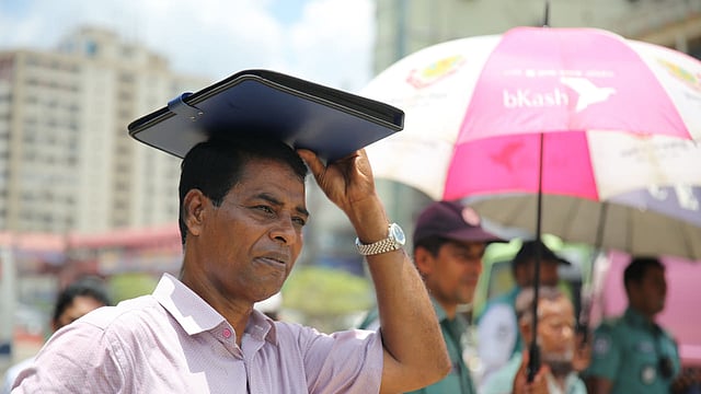 প্রচণ্ড তাপ ও গরমে নগরবাসীর অবস্থা চরমে। ফার্মগেট, ঢাকা, ২৪ জুন। ছবি: জাহিদুল করিম
