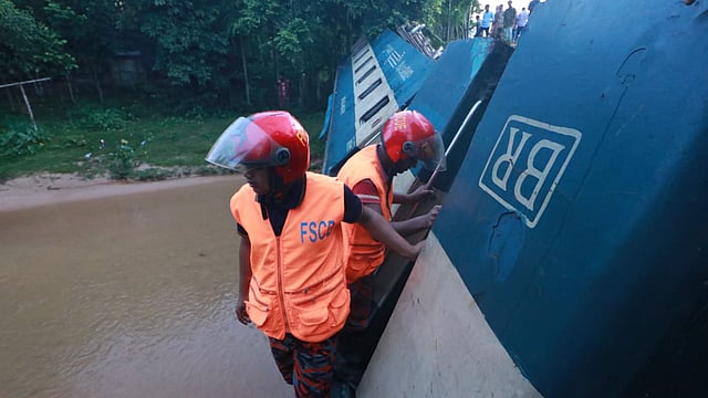 পড়ে যাওয়া বগিতে উদ্ধার তৎপরতা চালানো হচ্ছে