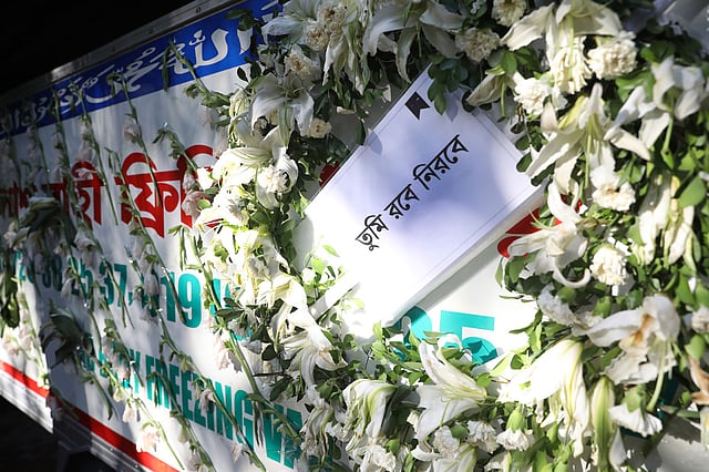 ‘তুমি রবে নীরবে’—প্রকৌশলী ও নগর পরিকল্পনাবিদ তৌফিক এম সেরাজের মরদেহবাহী গাড়ির গায়ে লেখা ছিল কথাটি। ফুলেল শ্রদ্ধায় তাঁকে শেষ বিদায় জানান স্বজন-গুণগ্রাহীরা। গুলশান-২, ঢাকা, ২৪ জুন। ছবি: আবদুস সালাম