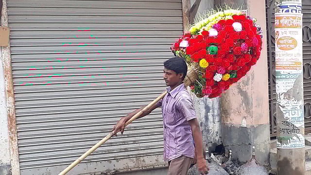 শিশুদের জন্য  কাগজের তৈরি নানা খেলনা বিক্রি করেন তিনি। খেলনা বিক্রির টাকা দিয়েই সংসার চলে তাঁর। রায়গঞ্জ, সিরাজগঞ্জ, ২৪ জুন। ছবি: সাজেদুল আলম