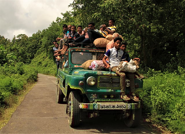 পাহাড়ি পথে চলা এই গাড়ি চান্দের গাড়ি নামে পরিচিত। যাত্রী নিয়ে ঝুঁকিপূর্ণ পথে চলে এই গাড়ি। কর্তপৃক্ষের আরও নজরদারি দরকার বলে মনে করেন স্থানীয় লোকজন। সাজেক সড়ক, বাঘাইছড়ি, রাঙামাটি, ২৪ জুন। ছবি: সুপ্রিয় চাকমা