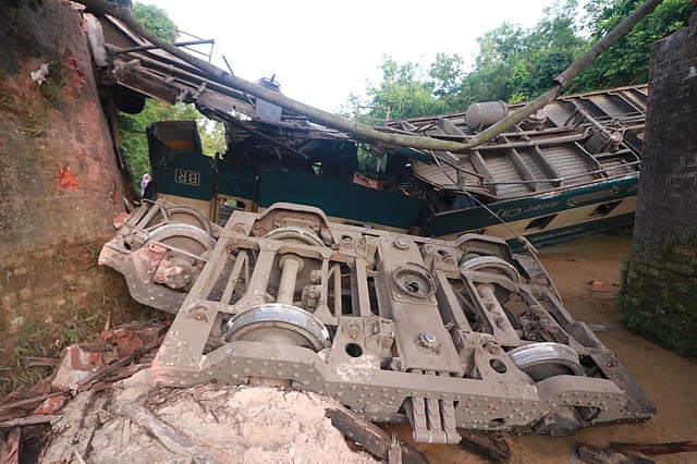 ট্রেনের ভেঙে যাওয়া অংশ