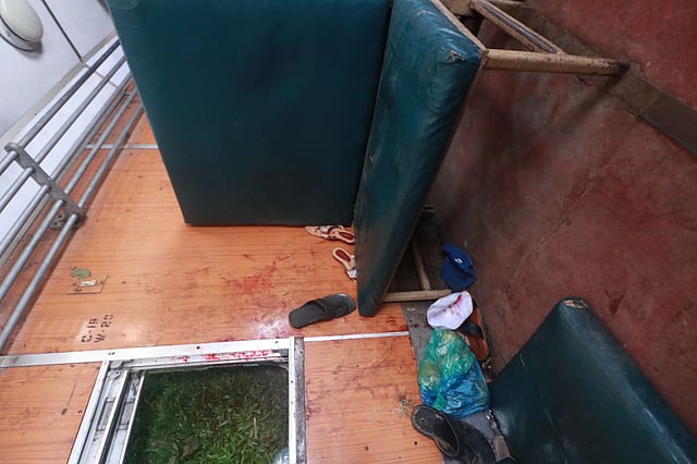 বগির ভেতরে ছড়িয়ে আছে জুতা। আছে রক্তের দাগ