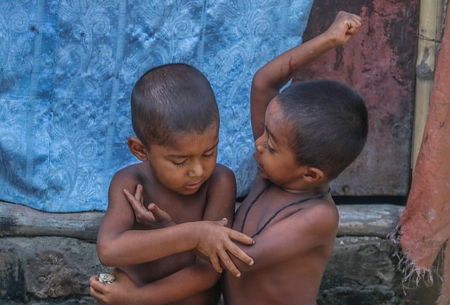 দুই খুদের ঝগড়া। বাস্তুহারা, খুলনা, ২৪ জুন। ছবি: সাদ্দাম হোসেন