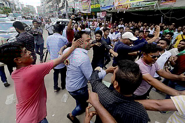 বয়সসীমা ও তফসিল বাতিলের দাবিতে ছাত্রদলের বাতিল কমিটির নেতা-কর্মীরা বিএনপির কার্যালয়ের সামনে বিক্ষোভ ও পদপ্রত্যাশীদের মারধর করেন। মিছিল নিয়ে যাওয়ার সময় ককটেল বিস্ফোরণ ঘটনা ঘটে। নয়াপল্টন, ঢাকা, ২৪ জুন।  ছবি সাজিদ হোসেন।