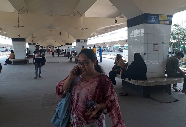 মৌলভীবাজারের কুলাউড়ায় রোববার রাতে উপবন এক্সপ্রেস ট্রেন দুর্ঘটনায় পড়ে। এতে সিলেটের সঙ্গে সারা দেশের রেল চলাচল বন্ধ হয়ে যায়। এ কারণে ঢাকার কমলাপুর রেলস্টেশনে সিলেটগামী যাত্রীদের অপেক্ষা বাড়ছে। কমলাপুর, ঢাকা, ২৪ জুন। ছবি: হাসান রাজা