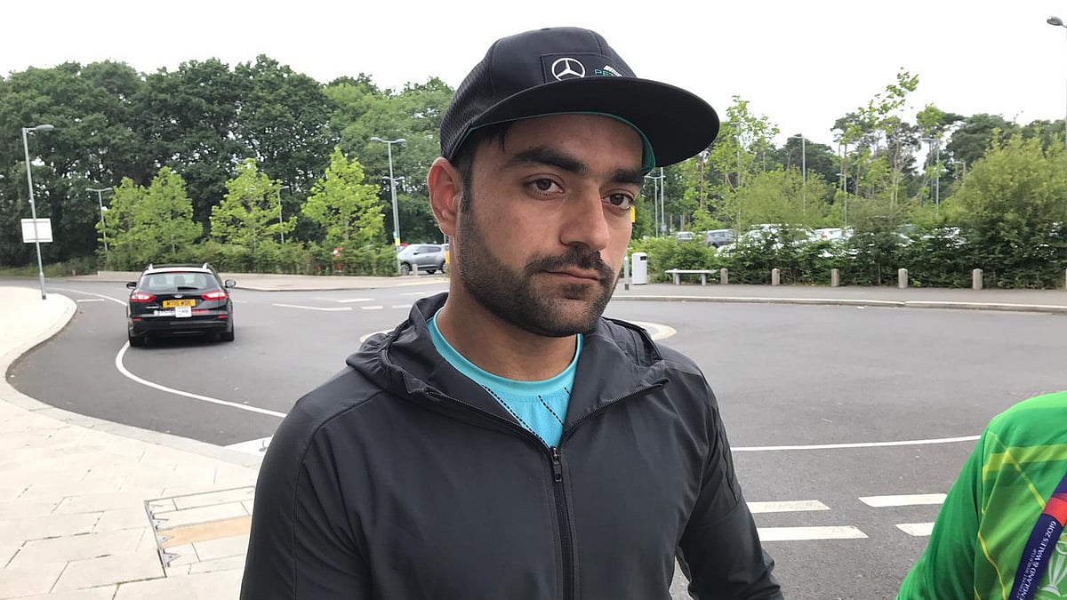 কাল সাউদাম্পটনের হ্যাম্পশায়ার বোল স্টেডিয়াম–লাগোয়া হোটেল হিলটনের সামনে রশিদ খান। ছবি: রানা আব্বাস