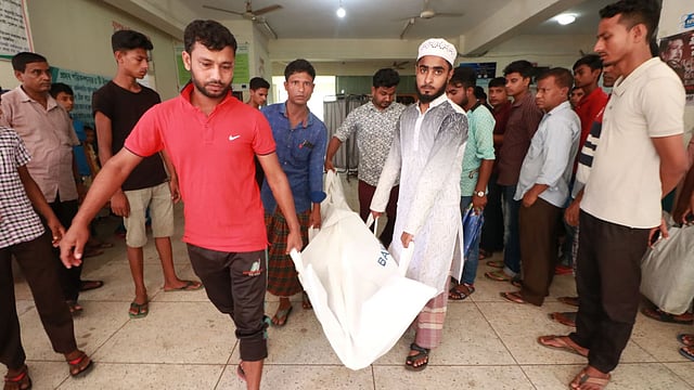 দুর্ঘটনায় নিহত একজনের লাশ শনাক্তের পর হাসপাতাল থেকে তা নিয়ে যাচ্ছেন স্বজনেরা