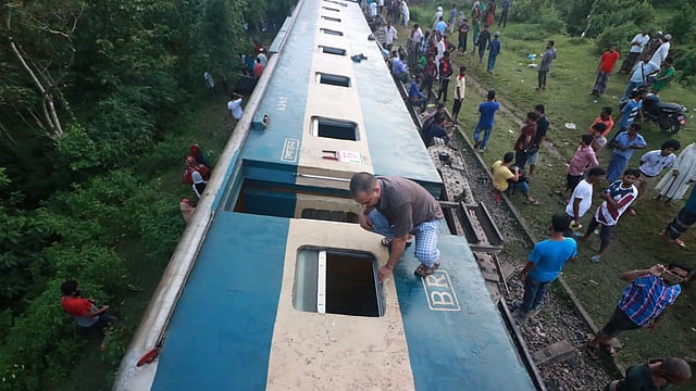উদ্ধারকাজে সহায়তায় স্থানীয় লোকজনও এগিয়ে এসেছে