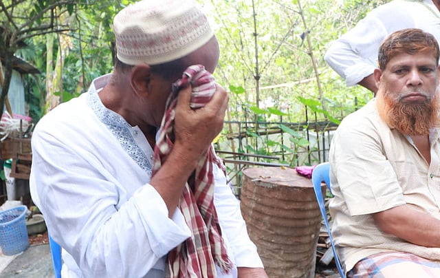 মৌলভীবাজারের কুলাউড়ায় ট্রেন দুর্ঘটনায় নিহত এক ব্যক্তির স্বজনের আহাজারি। মৌলভীবাজার, ২৪ জুন। ছবি: আনিস মাহমুদ