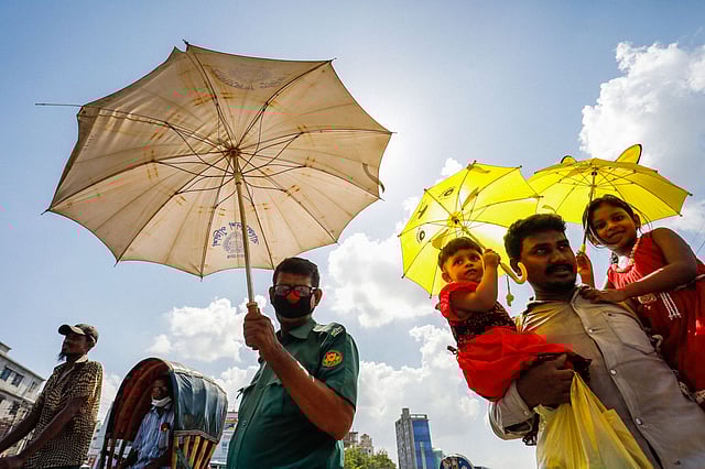 রাজধানীতে আজ তাপমাত্রা ঠেকেছে ৩৫ ডিগ্রিতে, সঙ্গে আদ্রতাহীনতা আর ভ্যাপসা গরমে অতিষ্ঠ নগরবাসী। এমন গরমের তীব্রতা থেকে বাঁচতে চলাচলে সঙ্গী ছিল ছাতা। রায়েরবাগ, ঢাকা-নারায়ণগঞ্জ মহাসড়ক, ২৪ জুন। ছবি: দীপু মালাকার