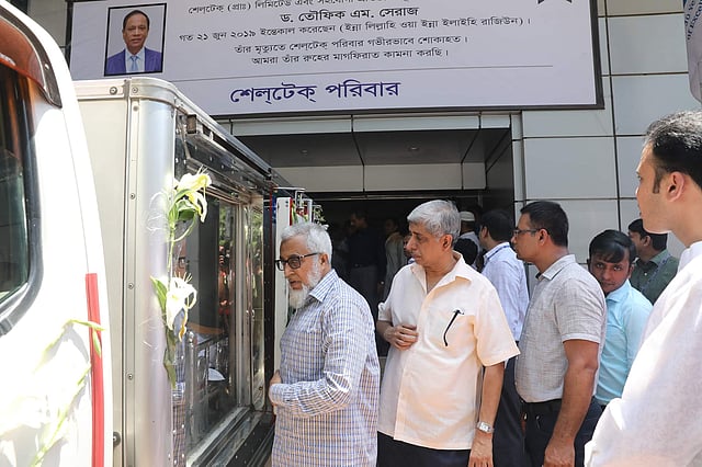 শেলটেকের পান্থপথ কার্যালয়ে ব্যবস্থাপনা পরিচালক তৌফিক এম সেরাজের মরদেহ আনার পর শেষ শ্রদ্ধা জানান তাঁর সহকর্মী ও শুভাকাঙ্ক্ষীরা। পান্থপথ, ঢাকা, ২৪ জুন। ছবি: সাইফুল ইসলাম