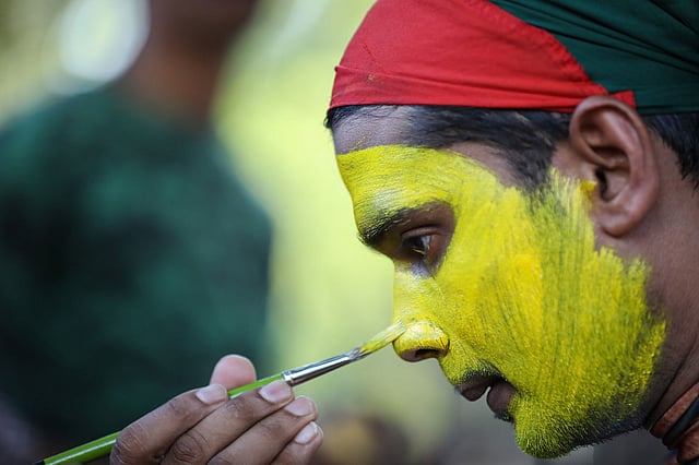 বাংলাদেশ ক্রিকেট দলের সমর্থকদের উন্মাদনারও কমতি নেই। ক্রিকেট বিশ্বকাপে বাংলাদেশ-আফগানিস্তান ম্যাচ দেখার আগে প্রস্তুতি নিচ্ছেন এক বাংলাদেশি সমর্থক। টিএসসি এলাকা, ২৪ জুন। ছবি: সাইফুল ইসলাম