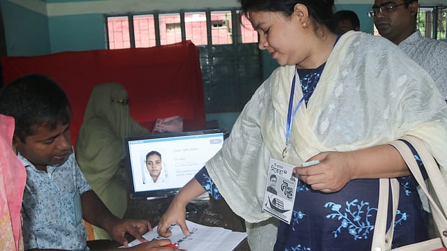 বগুড়া ৬ সদর সংসদীয় আসনে ভোটগ্রহণ শুরু হয়েছে । জেলা স্কুলকেন্দ্র, বগুড়া, ২৪ জুন। ছবি: সোয়েল রানা