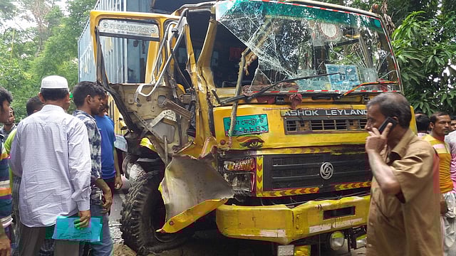 কেরানীহাট-বান্দরবান সড়কের ২ নম্বর ব্রিজ এলাকায় মিনি ট্রাক ও কাভার্ড ভ্যানের মুখোমুখি সংঘর্ষ হয়। এতে কাভার্ড ভ্যানের সামনের অংশ দুমড়েমুচড়ে যায়। সাতকানিয়া, চট্টগ্রাম, ২৪ জুন। ছবি: মামুন মুহাম্মদ