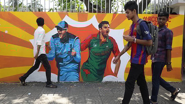 ক্রিকেট বিশ্বকাপ নিয়ে ঢাকার ব্রিটিশ কাউন্সিলের করা গ্রাফিতি। ফুলার রোড, ঢাকা, ২৪ জুন। ছবি: আবদুস সালাম