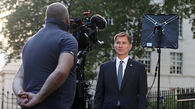 যুক্তরাজ্যের কনজারভেটিভ পার্টির নেতার পদপ্রার্থী জেরেমি হান্ট লন্ডনে তাঁর বাসভবনের বাইরে সাক্ষাৎকার দিচ্ছেন। লন্ডন, যুক্তরাজ্য, ২৪ জুন। ছবি: রয়টার্স