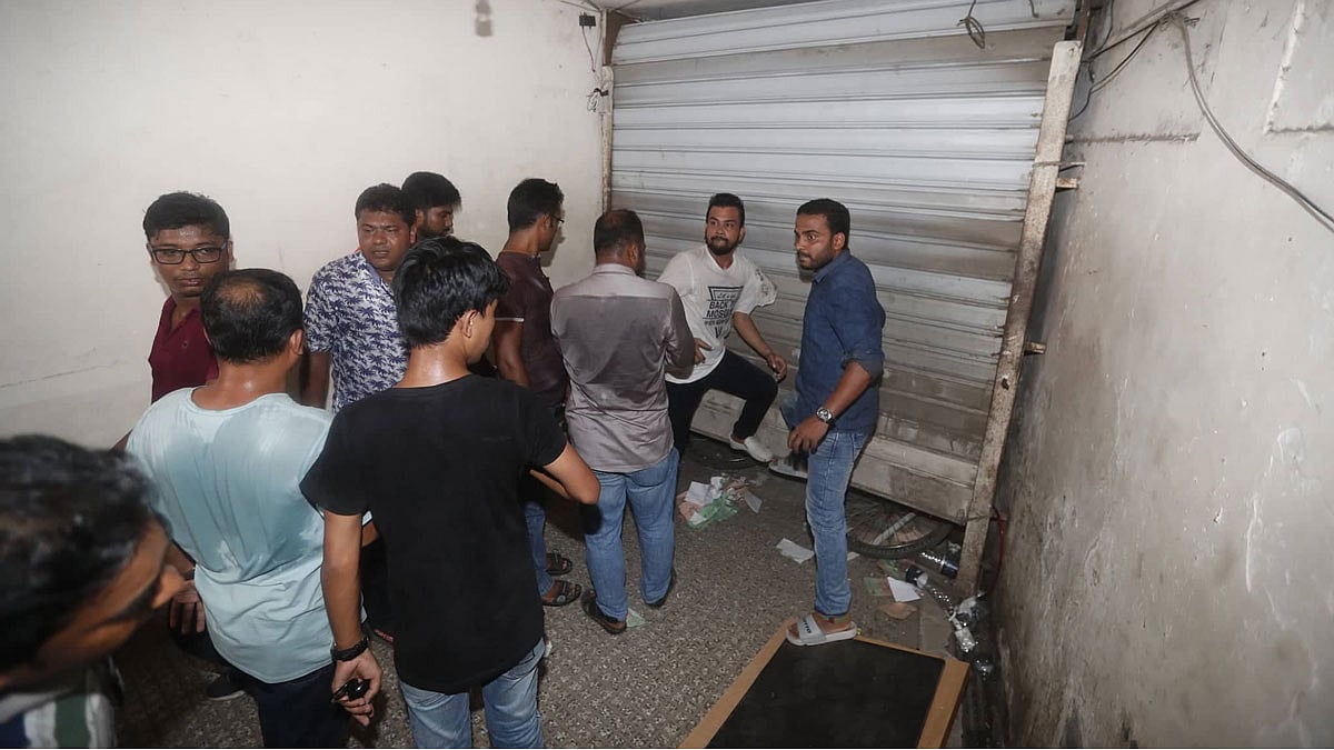 ছাত্রদলের বিক্ষুব্ধ নেতাকর্মীরা নয়াপল্টনে বিএনপির কেন্দ্রীয় কার্যালয়ের নিচে ভাঙচুর চালিয়েছে। ছবি: সাজিদ হোসেন