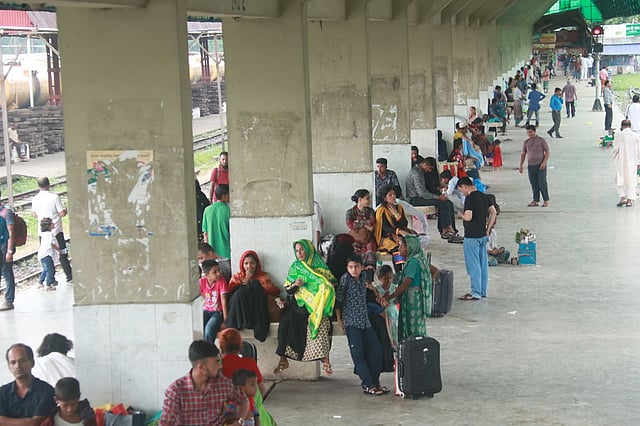প্ল্যাটফর্মজুড়ে যাত্রীরা