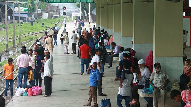সময় কাটছে না যাত্রীদের