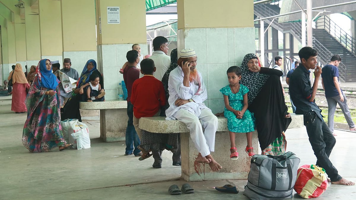 অপেক্ষায় যাত্রীরা