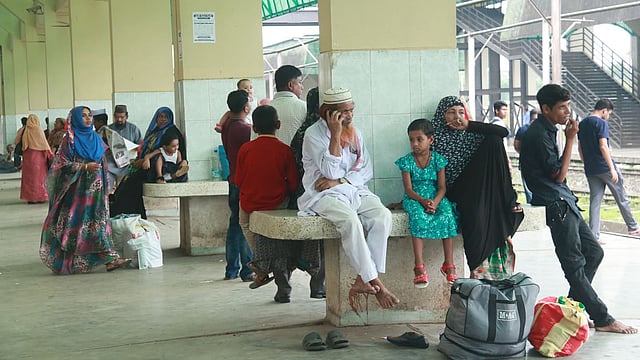 অপেক্ষায় যাত্রীরা