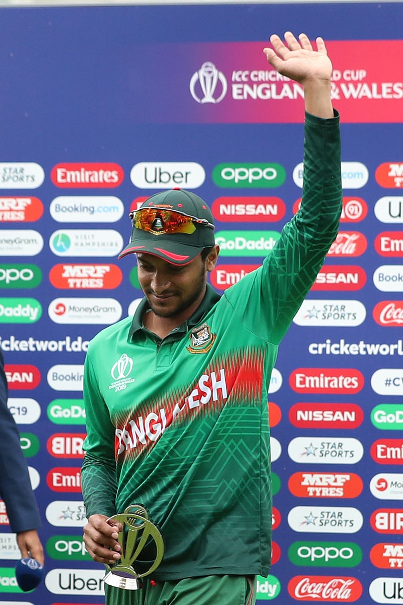 আফগানিস্তানের বিপক্ষে ম্যাচসেরার পুরস্কার হাতে সাকিব। ছবি: প্রথম আলো