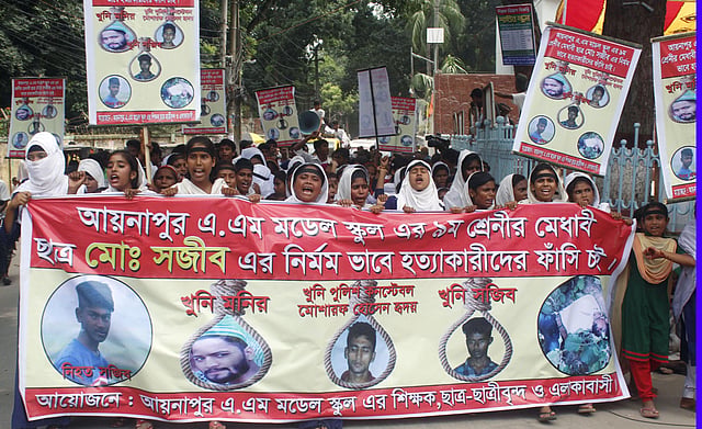 টাঙ্গাইলে স্কুলছাত্র মো. সজিব মিয়া হত্যাকাণ্ডের ঘটনায় পুলিশ কনস্টেবলসহ সব আসামির দৃষ্টান্তমূলক শাস্তির দাবি জানিয়েছেন তার স্কুলের শিক্ষক ও শিক্ষার্থীরা। আজ মঙ্গলবার টাঙ্গাইল শহরে বিক্ষোভ মিছিল ও মানববন্ধন কর্মসূচির মাধ্যমে এ দাবি জানানো হয়।