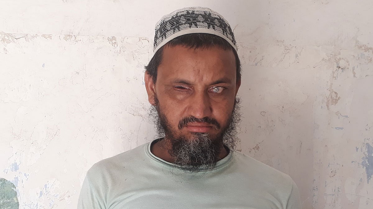 দৃষ্টিপ্রতিবন্ধী মিজানুর রহমান। ঢাকার আদালত চত্বর, ২৩ জুন। ছবি: আসাদুজ্জামান