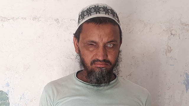 দৃষ্টিপ্রতিবন্ধী মিজানুর রহমান। ঢাকার আদালত চত্বর, ২৩ জুন। ছবি: আসাদুজ্জামান