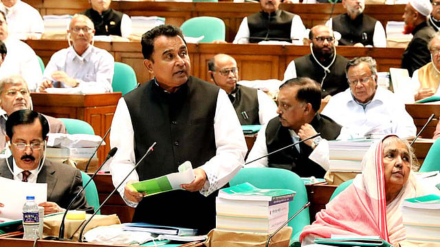 অর্থমন্ত্রী আ হ ম মুস্তফা কামাল বাজেট বক্তৃতায় বিদেশ থেকে শিক্ষক আনার কথা বলেন। তাঁর এই বক্তব্য নিয়ে চলছে নানা আলোচনা। ছবি: বাসস