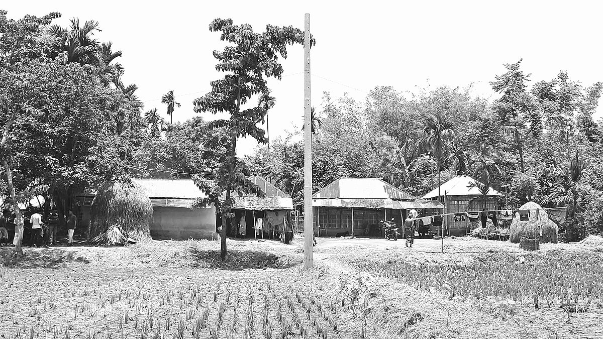 রংপুরের বদরগঞ্জের দামোদরপুর ইউনিয়নের ভাড়ারদহ গ্রামে বৈদ্যুতিক খুঁটি স্থাপন করা হয় এক বছরে আগে। কিন্তু তার টানা হয়নি। প্রথম আলো