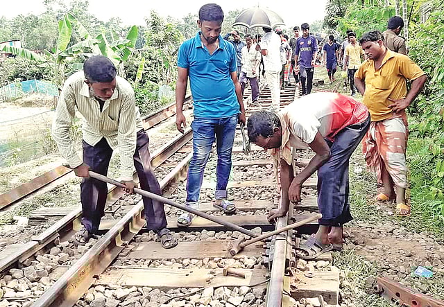 রেললাইনে কাজ করছেন শ্রমিকরা। গতকাল বরমচাল বড়ছড়া ব্রিজের কাছে।  প্রথম আলো