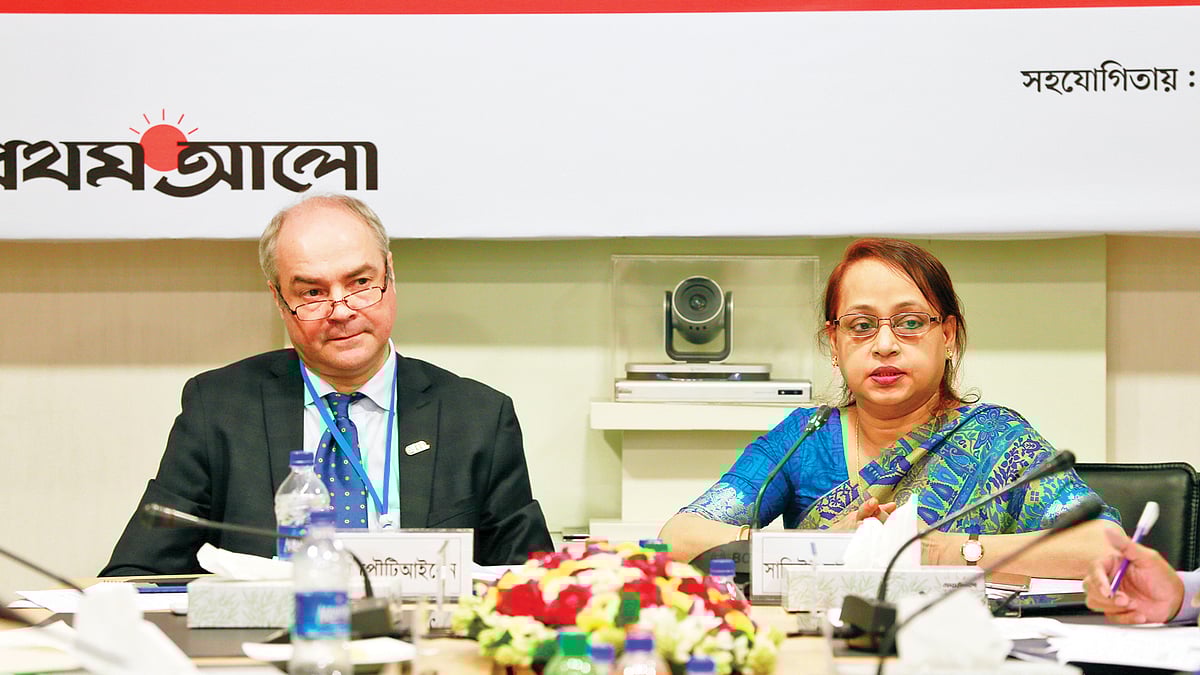 গোলটেবিল বৈঠকে শ্রম ও কর্মসংস্থান মন্ত্রণালয়ের অতিরিক্ত সচিব সাকিউন নাহার বেগম। পাশে আইএলওর এ দেশীয় প্রতিনিধি টুমো পৌটিআইনেন।  ছবি: প্রথম আলো