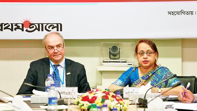 গোলটেবিল বৈঠকে শ্রম ও কর্মসংস্থান মন্ত্রণালয়ের অতিরিক্ত সচিব সাকিউন নাহার বেগম। পাশে আইএলওর এ দেশীয় প্রতিনিধি টুমো পৌটিআইনেন।  ছবি: প্রথম আলো