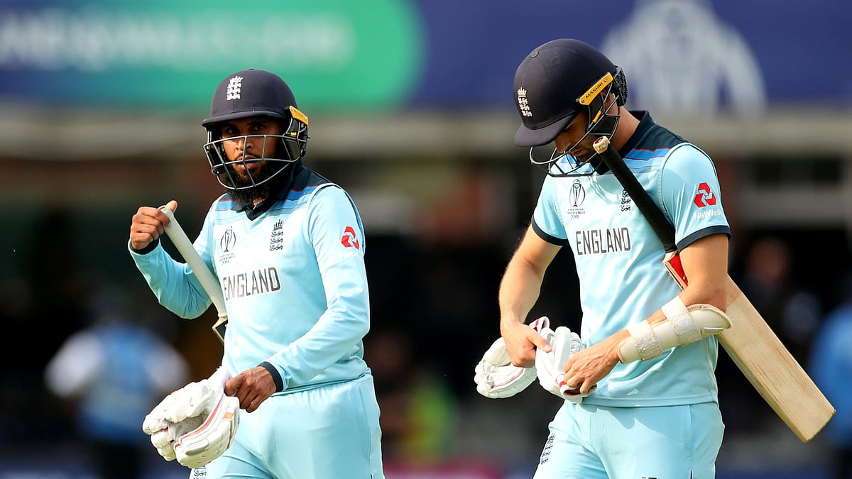 ব্যাটসম্যানদের ব্যর্থতায় অস্ট্রেলিয়ার বিপক্ষে মাথা নিচু করেই মাঠ ছাড়তে হয়েছে ইংল্যান্ডকে। ছবি: রয়টার্স