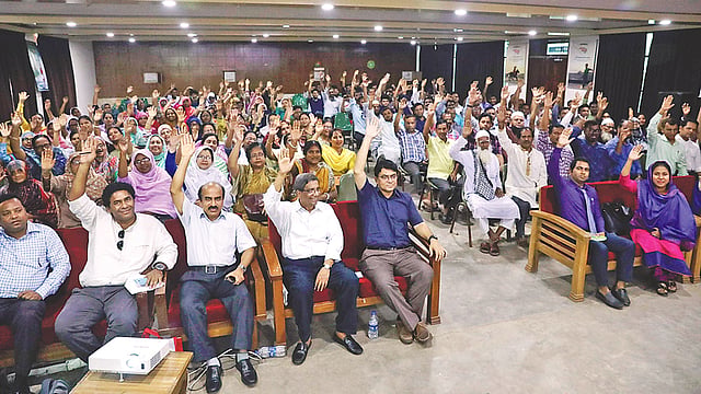 ‘জ্ঞানের আলো ছড়িয়ে পড়ুক’ এই শপথে হাত তুলে অঙ্গীকার ব্যক্ত করেন প্রথম আলো আয়োজিত শিক্ষক সমাবেশে আসা সবাই। গতকাল জাহাঙ্গীরনগর বিশ্ববিদ্যালয়ের জহির রায়হান মিলনায়তনে।  ছবি: প্রথম আলো