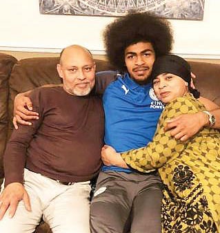 বাবা ও মায়ের সঙ্গে হামজা চৌধুরী। সংগৃহীত ছবি