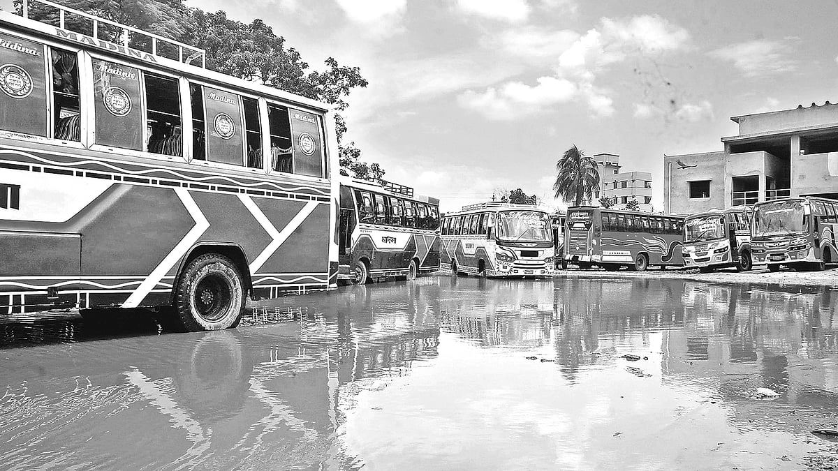 কুমিল্লার চকবাজার এলাকায় কেন্দ্রীয় বাসস্ট্যান্ড। দীর্ঘদিন সংস্কার না করায় জলবদ্ধতা। গত সোমবার দুপুরে। ছবি: প্রথম আলো