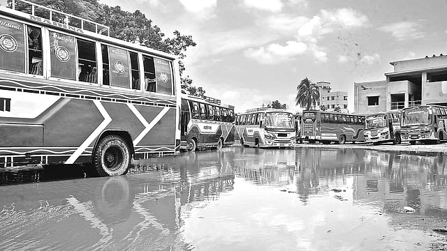 কুমিল্লার চকবাজার এলাকায় কেন্দ্রীয় বাসস্ট্যান্ড। দীর্ঘদিন সংস্কার না করায় জলবদ্ধতা। গত সোমবার দুপুরে। ছবি: প্রথম আলো