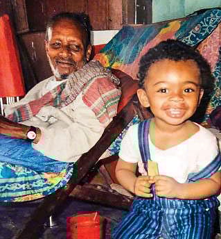 হবিগঞ্জের বাড়িতে দাদার সঙ্গে হামজা। সংগৃহীত ছবি